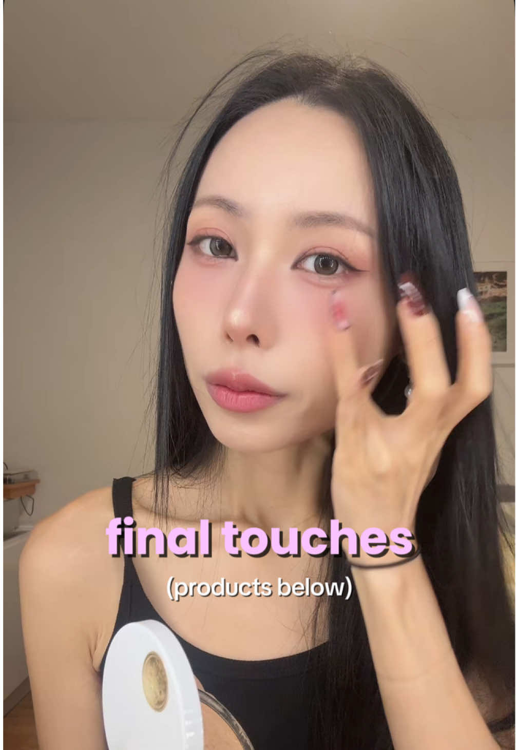 the best part is always the final touches 🫶🏻💌 that last bit of glow that makes everything come together ✨ Products:  @3CE eyeshadow palette @2aN Official duo blush @Peripera v shading  Hermes highlighter  @HERA KR nude gloss #korean #kbeauty #koreanmakeup #grwm #nightout 