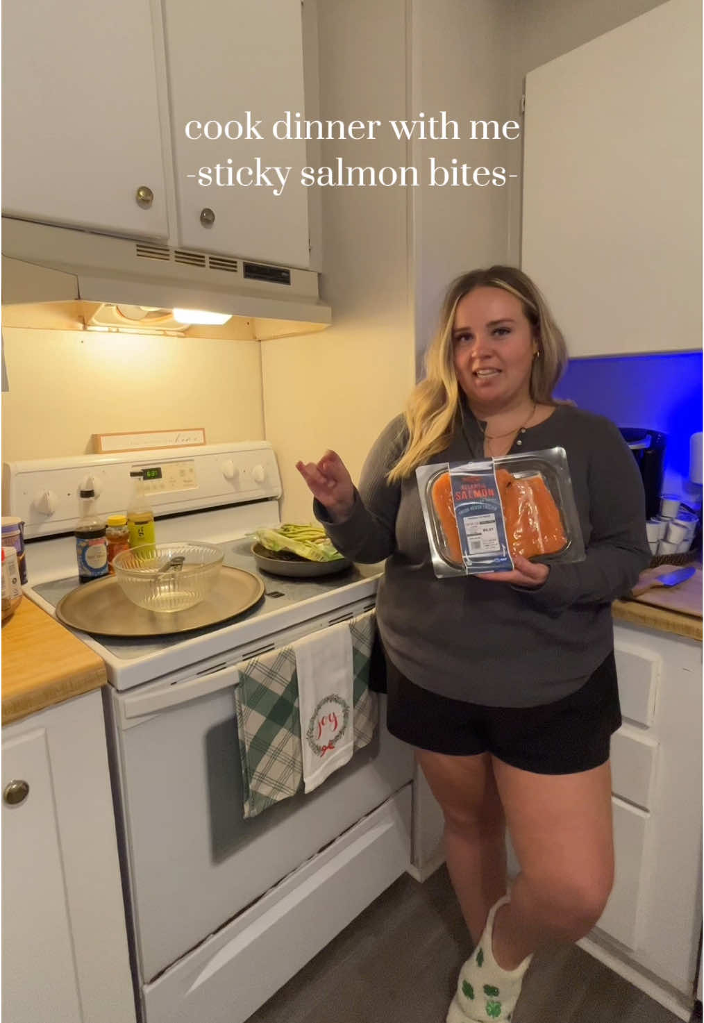cook dinner with me - sticky salmon bites! 🍚🍣🥢 almost everything is from ALDI! this meal is SO SO good and definitely one of our favorites!!! let me know if you try it! 🫶🏼 #cookwithme #dinnervlog #aldidinner #Vlog #cooking 