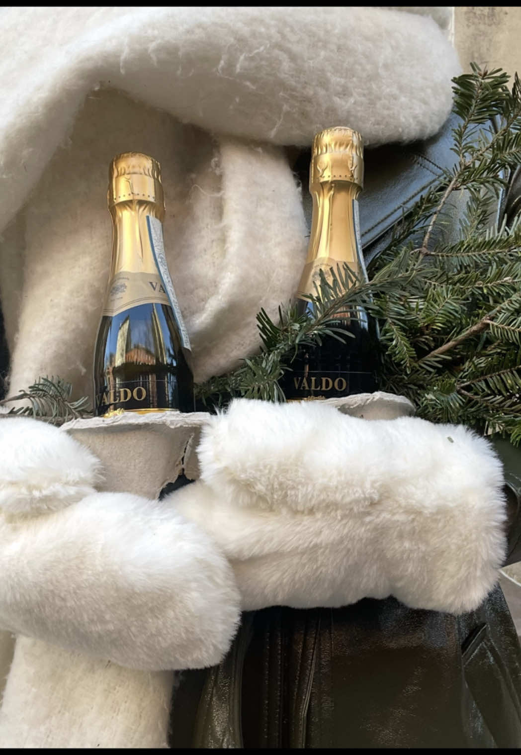 H&M home may have the best Christmas decor that is chic and budget friendly #interiordesign #homedecor #christmasdecor 