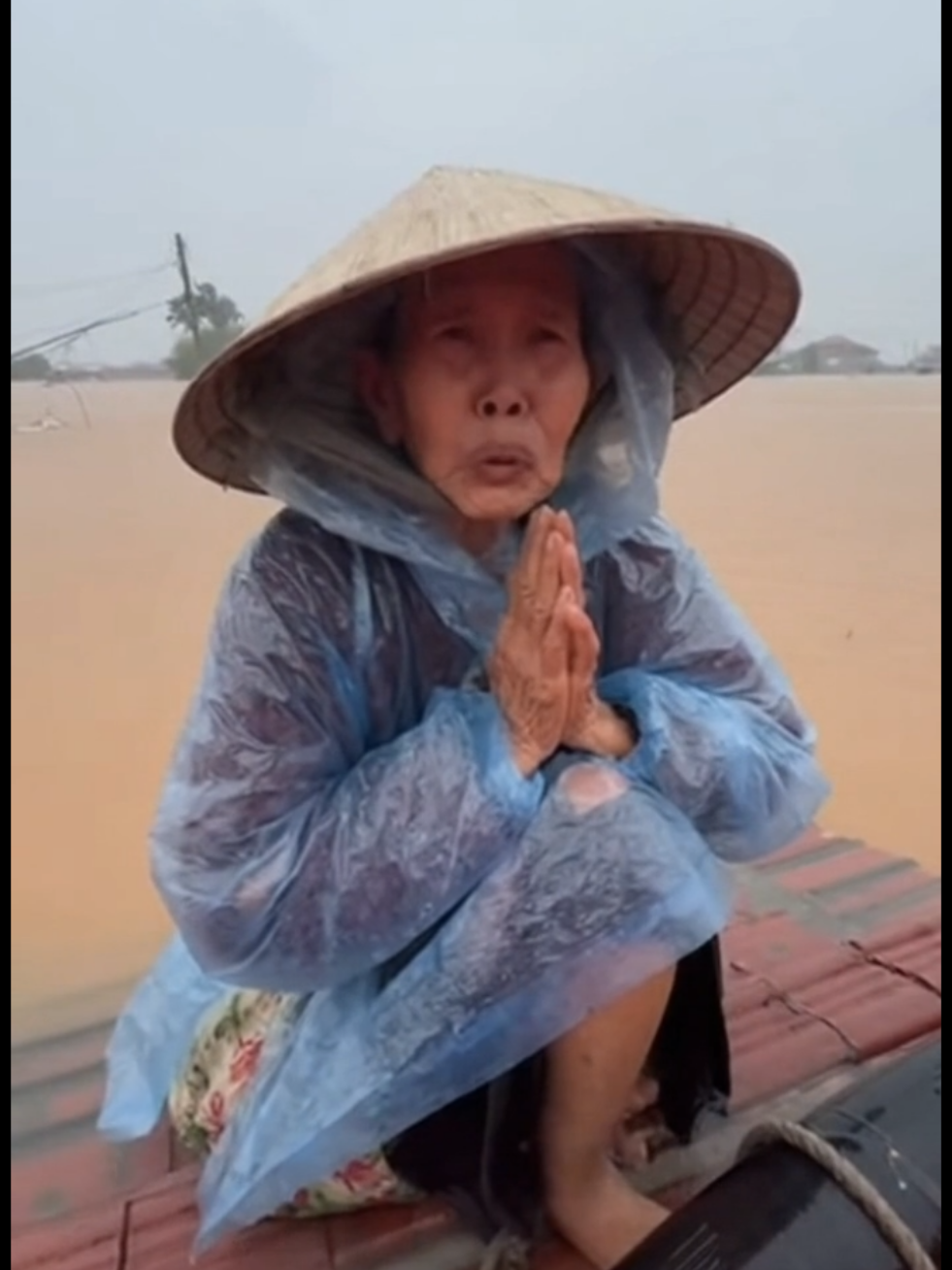 Cứu hộ bà con vùng bão lũ miền Trung #bão #bãolụtmiềntrung  #fyp #viral #xuhuong