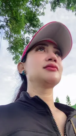 Stop kasihani aku! aku cuma olahraga sendiri bukan gelandangan..  Pliss lebih nyaman sendiri😋