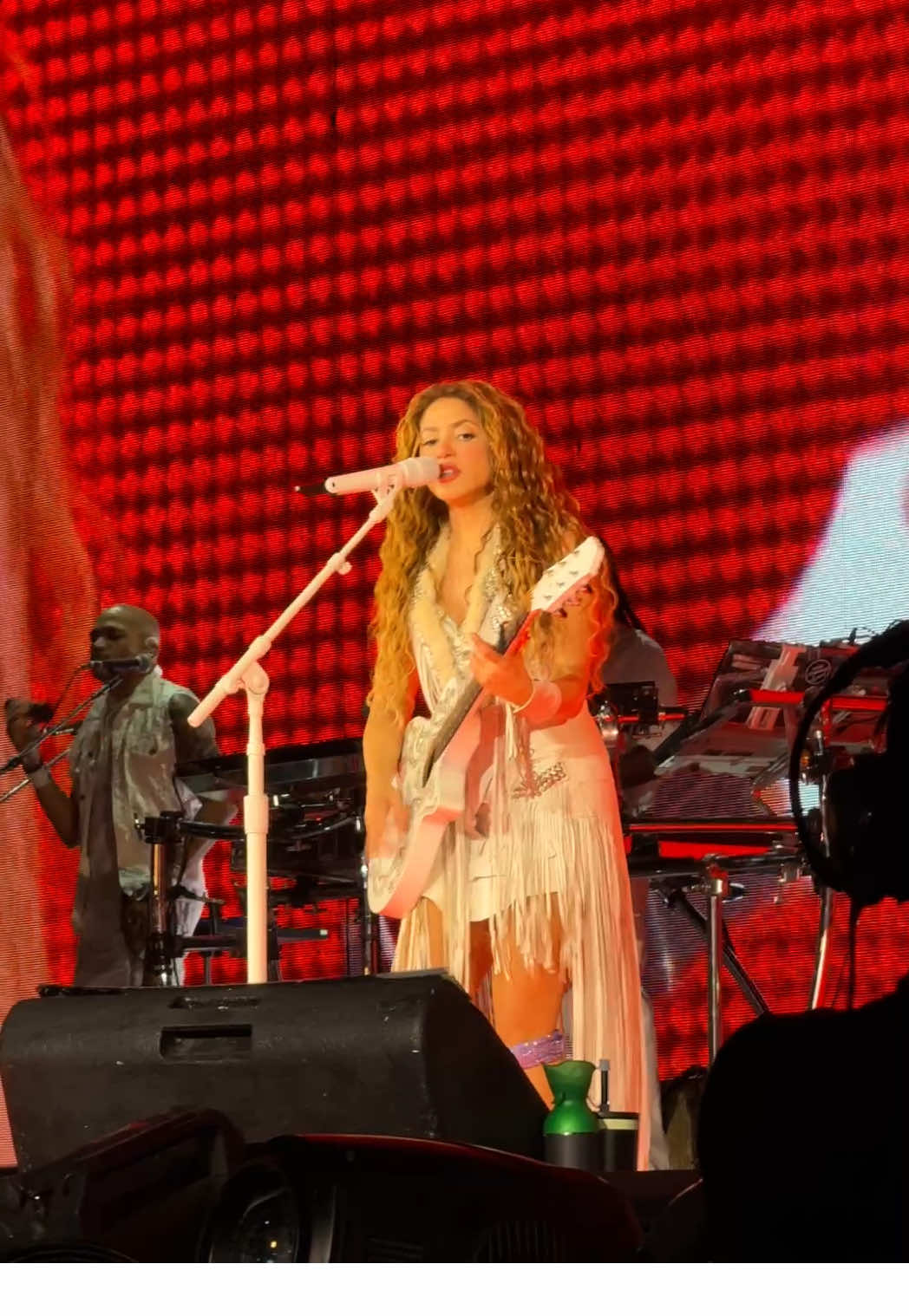 Una canción si te puede hacer retroceder el tiempo 🥺 Inevitable @Shakira  . . . #limaperu🇵🇪 #shakira #inevitable #lmynlworldtour #lmynl 