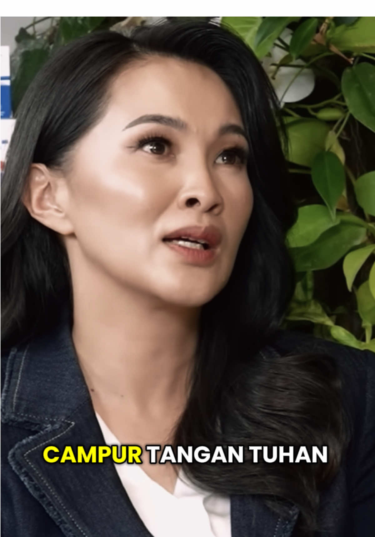 di lautan POLITIK , ombak fitnah sering dibuat lebih tinggi agar KAPAL KEBENARAN TENGGELAM. Yang bersih dibasuh air mata, yang kotor dibasuh tepuk tangan. Beginilah bila nurani mulai kehilangan arah. semangat terus ibu @Sherly Tjoanda ✨ #densu #sherlytjoanda #malukuutara #podcastclips #fyp