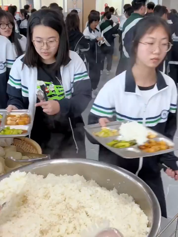 A public middle school lunch in China. 🍱 For growing kids, having enough nutritious food isn’t just important — it’s essential. #SchoolLife #HealthyKids #Education #ChinaVibes #SchoolMeals