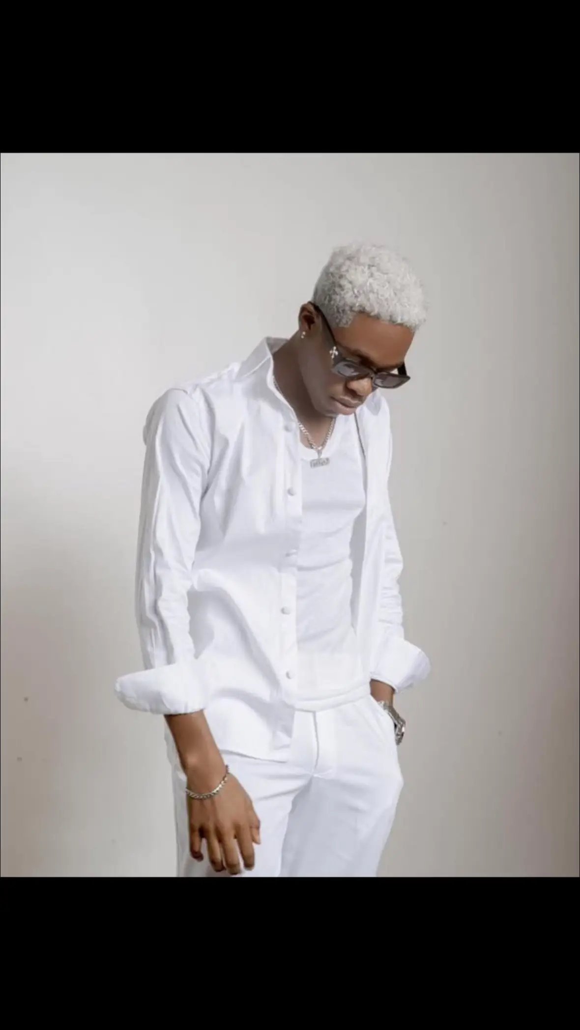 2020, Covid, signature Red Line, absence, sortie Aimer Encore, comptes YouTube et Facebook piratés, sortie Idylle + goumin… L’une des pires périodes de ma vie mais aujourd’hui je rend grâce et je n’oublie pas JBreezy et Kabash Business, mes aînés Cédric Akuestar, Togo Logoh et Angelo le sorcier qui étaient là pour moi