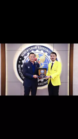 Terima Audiensi ILUNI UI, Menko AHY Perkuat Sinergi Pembangunan Infrastruktur dan Terima Amanah Jadi Majelis Kehormatan. JAKARTA — Menteri Koordinator Bidang Infrastruktur dan Pembangunan Kewilayahan, Agus Harimurti Yudhoyono (AHY), menerima audiensi Ikatan Alumni UI (ILUNI UI) periode 2025–2028 serta PP Ikastara periode 2023–2026 di kantor Kemenko Bidang Infrastruktur dan Pembangunan Kewilayahan, Rabu (22/10/2025). Audiensi ini juga dihadiri oleh Rektor Universitas Indonesia (UI), Prof. Dr. Heri Hermansyah, S.T., M.Eng. Dalam pertemuan ini, mereka membahas penguatan database alumni UI yang tersebar di kementerian-kementerian. Inisiatif ini bertujuan untuk memperkuat kolaborasi antara akademisi, pemerintah, dan alumni di berbagai bidang, termasuk pengembangan sumber daya manusia. ILUNI UI juga merencanakan penyelenggaraan Indonesia Infrastructure Outlook 2026 pada akhir November dan berharap Menko AHY memberikan pidato kunci pada acara tersebut. Ketua Umum ILUNI UI, Pramudya Oktavinanda, menjelaskan pentingnya membangun jejaring, baik dengan alumni maupun nonalumni di kementerian. Menko AHY mengapresiasi dukungan ILUNI UI dan mengakui bahwa kolaborasi lintas sektor diperlukan untuk menghadapi tantangan pembangunan yang kompleks. Ia juga dinyatakan bersedia menjadi anggota Majelis Kehormatan ILUNI UI, yang berfungsi menjaga tradisi dan nilai-nilai kebangsaan. Pertemuan ini diharapkan dapat memperkuat komunikasi antara pemerintah dan akademisi dalam mendukung visi pembangunan nasional di bawah Presiden Prabowo Subianto. #MenkoAHY #KemenkoInfrastruktur #InfrastrukturUntukSemua #ILUNIUI #DemokratTulungagung