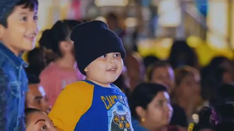 Qué tanto le podría costar a la presidenta de México… ya que no quiere aprender de Nayib Bukele, por lo menos que aprenda de la primera dama de El Salvador