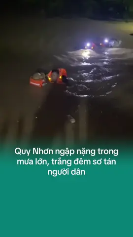 Mưa lớn xối xả kéo dài từ chiều 18 đến sáng 19-11 làm nhiều vùng thấp trũng phía đông Gia Lai (Bình Định cũ) ngập lụt sâu, dân kêu cứu trong đêm, các lực lượng trắng đêm ứng cứu. #vivumuasam #xuhuongtiktok #tiktokviral #popsww #mualumientrung 