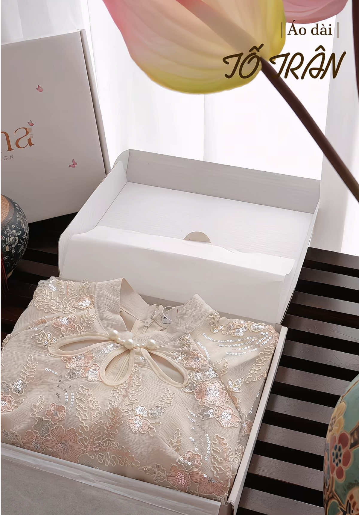 Chạm vào từng đường kim mũi chỉ, thấy cả nét kiêu kỳ của một nàng tiểu thư trong tà áo Tố Trân. ◻️ Chất liệu: Vải tơ xốp cao cấp đính kim sa lấp lánh ◻️ Detall: From suông 4 tà, hoạ tiết nổi thủ công kết hợp cúc ngọc trang trí tạo điểm nhấn sang trọng