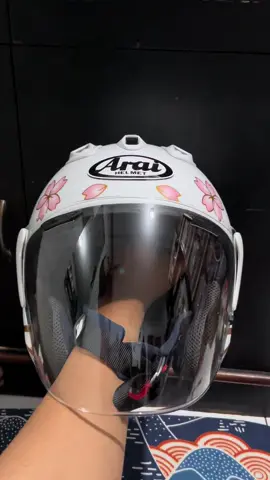 BISMILLAH✨ Copy Ar*i VZ-Ram 1:1 motif SAKURA WHITE🌸 -Size: All size -Visor PnP original pnp VZ-Ram (Typer vas-z) -Vent berfungsi dan aktif seperti ori. -Busa nyaman, desain kain dan jahitan sama dgn original VZ-Ram -Desain IC Duct, Ventilasi diffuser, Ventilasi samping kanan kiri -Side Cover sangat mirip original VZ- Ram. Spesifikasi Logo: -Bentuk Oval: Cat/pernish -Tulisan Arai: Bahan premium bawaan pabrik, seperti pernish. Minat ? PM lanjut wa, jauh? Ready rekber oren✅ Tf/Ekspedisi✅ Gosend✅ Lokasi: JAKARTA SELATAN📍 #helmetjkt_ #helmtsr #arai #helmsecond #fyp 
