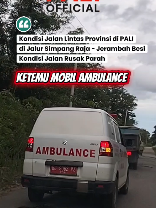 Kondisi Jalan Lintas Propinsi di PALI.  Jalur Simpang Raja - Jerambah Besi kondisi Rusak Parah, pantauan di lapangan sebuah mobil ambulance sedang melintas jalur rusak tersebut.