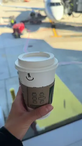skip the $18 latte order at chicago o’hare 🤪 #fyp #travelhack #airlinepilot #coffeeshopowner