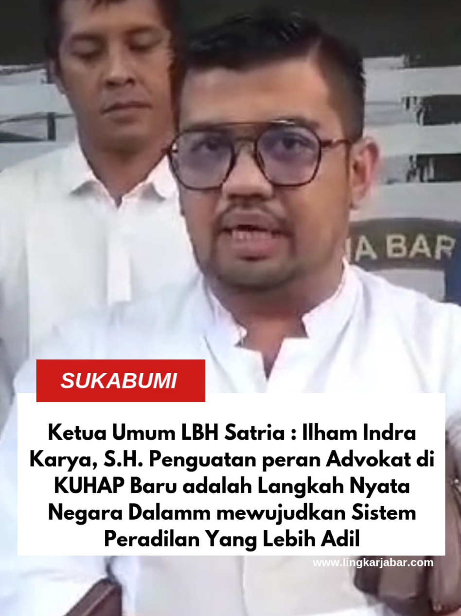 Lingkar Jabar - Pemerintah dan DPR RI tengah memasuki fase akhir pembahasan Revisi Kitab Undang-Undang Hukum Acara Pidana (KUHAP). Revisi ini membawa perubahan besar bagi sistem peradilan pidana, khususnya dalam memperkuat posisi dan kewenangan advokat sebagai penegak hukum. Dalam draf KUHAP yang baru, sejumlah penguatan bagi profesi advokat tercatat sebagai langkah penting reformasi hukum, di antaranya: Pendampingan di Semua Tahap Advokat diberikan kewenangan mendampingi tidak hanya tersangka, tetapi juga saksi dan korban sejak awal penyidikan hingga persidangan. Hak Menyampaikan Keberatan Jika ditemukan intimidasi, tekanan, atau pelanggaran prosedur oleh penyidik, advokat berhak secara resmi menyampaikan keberatan untuk melindungi klien. Hak Imunitas Profesi Advokat memperoleh perlindungan imunitas sepanjang menjalankan tugas dengan itikad baik, sehingga tidak dapat dituntut secara pidana maupun perdata terkait tindakan profesionalnya. Kebebasan Berbicara untuk Kepentingan Pembelaan Pembatasan bagi advokat untuk memberikan keterangan publik mengenai perkara kliennya telah diperlonggar, selama tetap menjaga kode etik dan kerahasiaan. Penguatan Fungsi Advokat sebagai Penjaga HAM KUHAP baru menempatkan advokat sebagai elemen pengawas proses hukum, termasuk memastikan tidak ada penyiksaan, pemaksaan, atau pelanggaran hak tersangka/korban selama pemeriksaan. Adv. Ilham Indra Karya, S.H Ketua Umum LBH SATRIA menyambut baik rangkaian penguatan ini dan menganggapnya sebagai terobosan penting bagi profesi advokat. “KUHAP baru ini tidak hanya memperkuat kedudukan advokat, tetapi juga mempertegas komitmen negara terhadap perlindungan hak asasi manusia. Ini langkah besar menuju penegakan hukum yang lebih adil,” ujar Indra. Ia menilai bahwa pemberian hak imunitas dan perluasan pendampingan hukum adalah bentuk pengakuan terhadap peran strategis advokat dalam memastikan keseimbangan antara kewenangan negara dan hak warga negara. “Dengan kewenangan yang lebih jelas dan perlindungan yang lebih kuat, advokat dapat bekerja lebih efektif sebagai pengawal keadilan. Masyarakat pun akan lebih terlindungi dari potensi penyalahgunaan wewenang,” tambahnya. Revisi KUHAP ini diharapkan menjadi tonggak baru pembaruan sistem peradilan pidana Indonesia. Dengan penguatan peran advokat, proses hukum diharapkan berjalan lebih transparan, akuntabel, dan berorientasi pada perlindungan hak-hak warga negara. #sukabumi ##lingkarjabar #lbh 