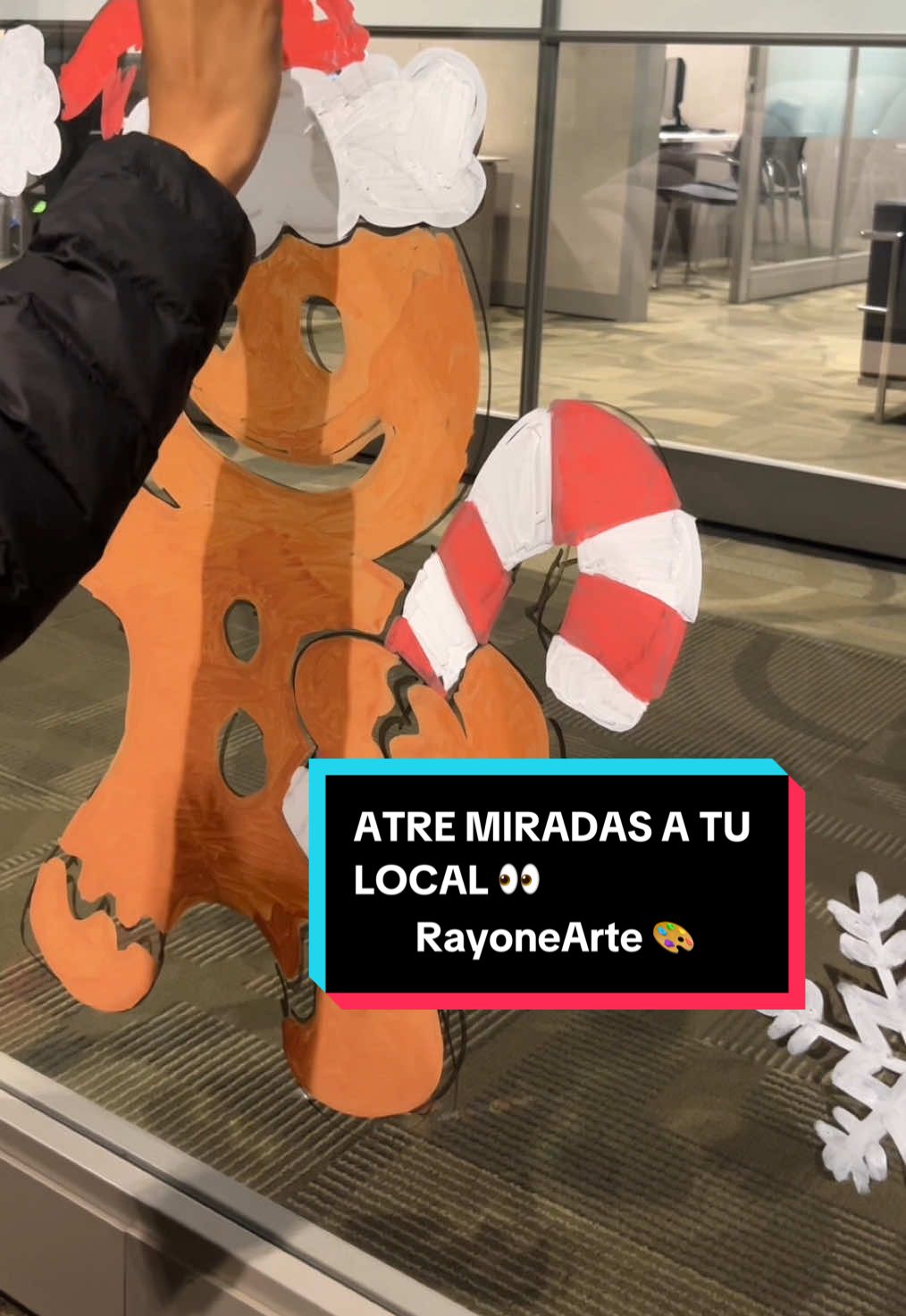 Si te interesa decorar tus puertas y ventanas y atraer miradas a tu local mándame mensaje 🎨🎄⭐️ #grinchnavideño #paintingprocess #rayonearte #posca #windowpainting 