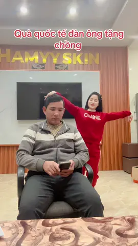 Chị em tặng quà cho ck chưa? E tặng rồi nè #daugoingaicuubuoigung #tocdep #trends #vochong #haihuoc 