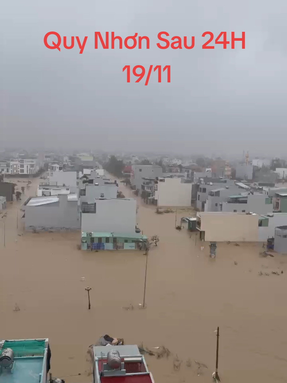 Ba con Quy Nhon chỉ biết nhìn tài sản ngập nước.