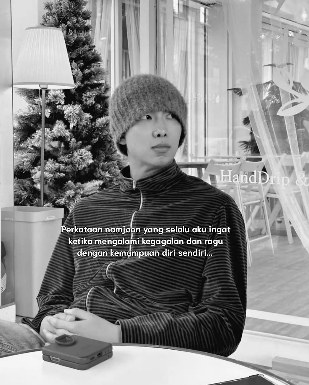 Perkataan namjoon selalu membuatku merasa tenang untuk menghadapi masa depan, dia sudah membuat diriku secara perlahan mencintai diri sendiri, mengajarkanku melihat dunia dari berbagai sisi dan selalu mengingatkanku bahwa hidup bukan untuk memenuhi ekspetasi orang lain🥹❤‍🩹 #namjoon #rmbts #kimnamjoon #qoutes 