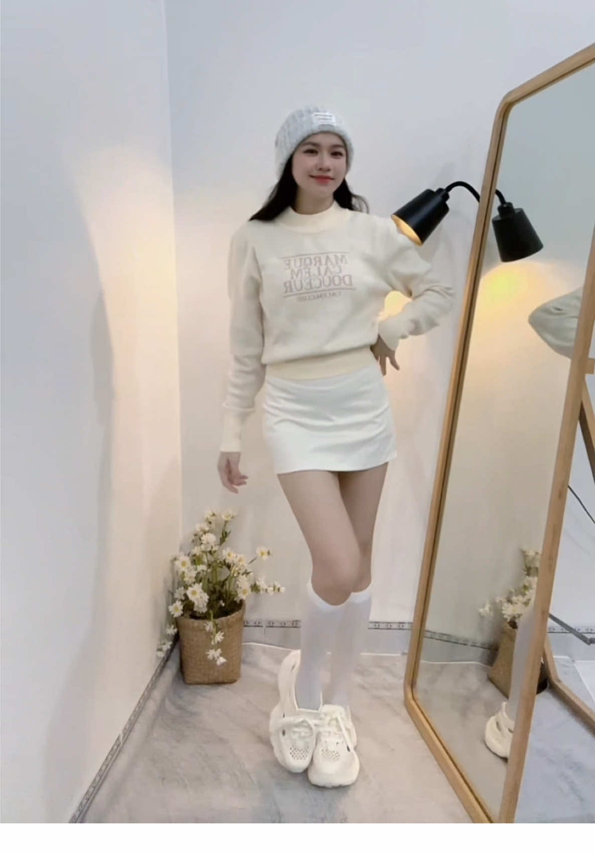 Trả lời @ấm dâu  áo này form nhỏ lắm bạn. Mình m57 42kg đang mặc sz L nè. Bạn tham khảo thử nha🥰 #outfit #áolen 