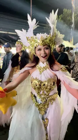 Funkotan bersama Dino kuning🤣💃#fyp @Dhesy angga @Pethesick #gondanglegicarnival2025 #horegbalap_official #karnavalsoundsystem 