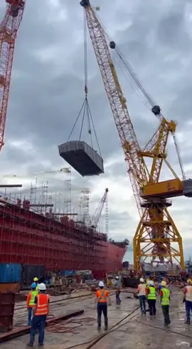 Shipyard Crane Cable Failure #engineering #manufacturing #worker #fyp #viral 