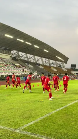 Bước chạy của các cầu thủ Việt Nam trên SVĐ Quốc gia Lào.