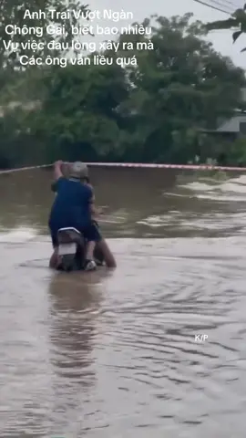Khoảnh khắc hai ông vượt qua cầu ngập lũ mà rỡn cã gai ốc #news #beatvn #beatnetwork #tintuc24h #xuhuongtiktok 