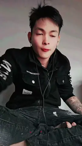 mày cố tạo nét làm để làm gì trong khi gia đình mày nghèo khó