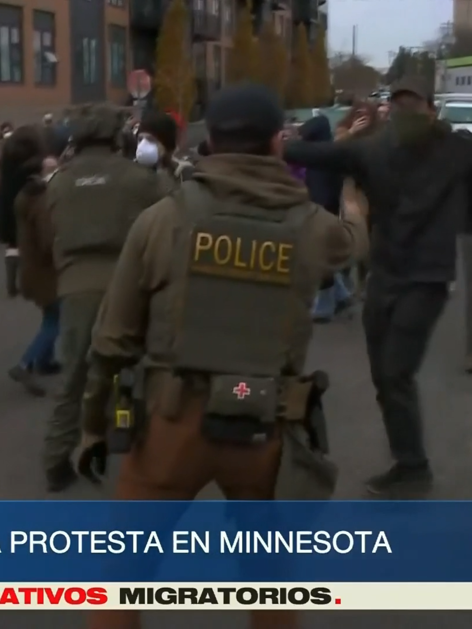 📍Un operativo multiagencias en #Minnesota se torna violento y arrestan a dos hermanos latinos. El incidente ocurrió en Saint Paul, donde decenas de personas resistieron el despliegue de agentes con uniformes de ICE, FBI, DEA y de la policía, quienes arrojaron gases lacrimógenos contra los manifestantes.