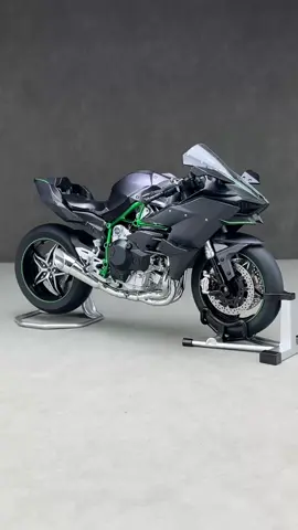 A massive 1/6 scale Kawasaki H2R has arrived! It even has a key start! #EveryManHasAMotorcycleDream #KawasakiH2R #Motorcycle #MotorcycleModel 