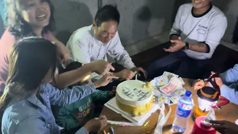 #အဖိုးမဖြတ်နိုင်တဲ့ အမှတ်တရလေး🥰🥰#သားသမီးမြေးမြစ်တွေနဲ့အတူ 🎁💗💗#ဖေကြီးပျော်နေတာ😊😊🤭#ဖေကြီးသက်ရှည်ကျန်းမာပါစေ🙏🏼🙏🏼🙏🏼 #ပိုက်ဆံဘယ်လောက်ထင်လဲ😝🤭🤭@H☄ @Yumiko(✿ ♡‿♡)♥️ @𝕶𝖍𝖆𝖎𝖓𝖌 𝕶𝖍𝖆𝖎𝖓𝖌 🤫🌻 @Tun Kyaw Lin 💗(8M-4856) @Family’s favorite boy isTZLH👑 @Amara Phyo’s May May @Mrs.mommy 