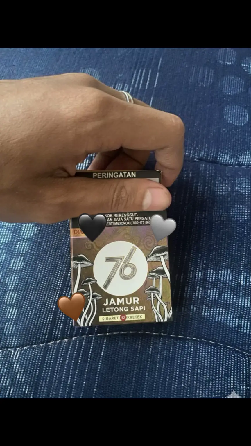 1. Persiapan dan Pencampuran Kering • Campurkan semua bahan kering (tepung, gula, susu bubuk, ragi instan) dalam wadah. Aduk rata. • Beberapa resep menyarankan membuat biang terlebih dahulu: campurkan ragi, sedikit gula, dan sedikit susu/air hangat, lalu diamkan hingga berbuih (tanda ragi aktif). 2. Pencampuran Basah dan Pengulenan • Tambahkan bahan basah (campuran susu cair dan telur) sedikit demi sedikit ke dalam adonan kering sambil diuleni. • Uleni hingga adonan menjadi setengah kalis. • Masukkan margarin/butter dan garam. Lanjutkan menguleni. • Uleni terus hingga adonan menjadi kalis elastis. Adonan yang kalis elastis tidak mudah robek saat ditarik tipis. Anda bisa menggunakan mixer khusus roti atau menguleni dengan tangan. 3. Fermentasi Pertama (Pengembangan) • Bulatkan adonan dan letakkan dalam wadah yang sudah diolesi minyak atau margarin. • Tutup wadah dengan kain lembap atau plastik wrap. • Diamkan (fermentasi) adonan di tempat hangat hingga mengembang dua kali lipat (sekitar 45 menit hingga 2 jam, tergantung suhu dan resep). 4. Pembentukan dan Pengisian • Kempiskan adonan (buang gasnya) dengan cara ditekan perlahan. • Timbang dan bagi adonan menjadi beberapa bagian sesuai ukuran yang diinginkan, lalu bulatkan (rounding). • Istirahatkan adonan yang sudah dibulatkan sebentar (sekitar 10-15 menit). • Pipihkan, beri isian sesuai selera (keju, cokelat, selai, dll.), lalu bentuk kembali dengan rapat. • Letakkan adonan yang sudah diisi di atas loyang yang sudah diolesi margarin. 5. Fermentasi Kedua (Proofing) • Tutup adonan yang sudah dibentuk di loyang. • Diamkan lagi hingga mengembang (sekitar 30 menit hingga 1,5 jam). Proses ini disebut proofing dan sangat penting untuk tekstur roti. 6. Pemanggangan • Panaskan oven terlebih dahulu pada suhu yang disarankan resep (umumnya sekitar 160^\circ\text{C} hingga 180^\circ\text{C}). • Olesi permukaan roti dengan bahan olesan (misalnya susu cair atau campuran kuning telur dan susu) sebelum dipanggang. • Panggang hingga matang dan berwarna keemasan (sekitar 10-20 menit, tergantung ukuran roti dan oven). 7. Penyelesaian • Segera setelah keluar dari oven, olesi permukaan roti dengan margarin/butter agar tetap lembut dan mengkilap. • Dinginkan roti di rak kawat. #roti  #fyppppppppppppppppppppppp  #rokok  #rokokmembunuhmu  #fypdong 