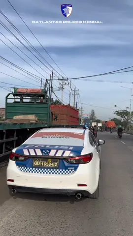 BAHAYA ‼️🚫 Stop Lawan Arus Lalu Lintas ‼️ Personil Sat Lantas Polres Kendal melaksanakan Himbauan kepada pengguna jalan di ruas pantura kendal yg serung terjadi pelanggaran lalu lintas, kegiatan ini merupakan wujud pencegahan dan Himbauan agar masyarakat tidak melawan arus lalu lintas yg mengakibatkan kecel*kaan lalu lintas dan membahayakan pengguna jalan lain 🇮🇩️ Mari bersama menciptakan keamanan dan keselamatan berlalu lintas 🇮🇩 #polreskendal  #polisiindonesia🇮🇩  #polriuntukmasyarakat  #opszebracandi2025 
