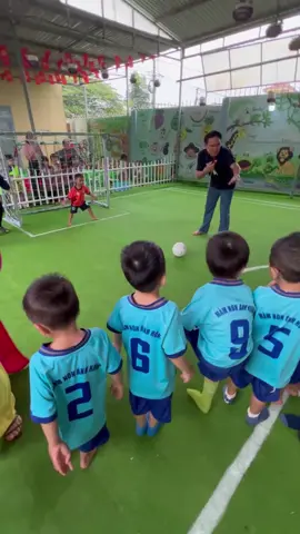 đá pen miss. khóc luôn. cú sốc đầu đời. #trẻcon #trẻemdễthương #baby #bóngđá #Soccer 