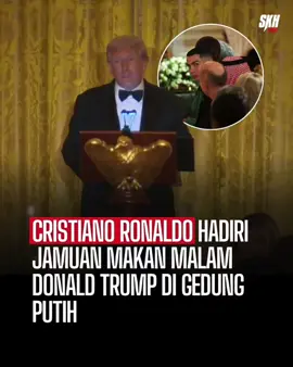 Cristiano Ronaldo menghadiri sebuah jamuan eksklusif di Gedung Putih yang dipandu oleh Presiden Donald Trump untuk menyambut kunjungan Putra Mahkota Arab Saudi, Mohammed bin Salman.  Pada pertemuan tersebut, Ronaldo duduk dekat di barisan depan ruangan East Room bersama tokoh-tokoh dunia bisnis seperti Elon Musk dan pejabat tinggi lainnya.  Menurut laporan dari Financial Express, kehadiran Ronaldo di Washington juga dikaitkan dengan momen diplomatik penting antara AS dan Arab Saudi.  #CristianoRonaldo #DonaldTrump #WhiteHouse #skhnews #football 