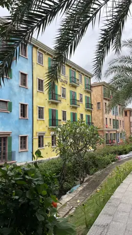 Phu Quoc’s most underrated gem 📍 Sunset Town 🌅🇻🇳 Ride the iconic cable car, just shy of 8km, the longest in the world, all the way to Hon Thom Island for a next level waterpark + Sun World adventure 🏝️💦 Explore the dreamy Sunset Town village, the Mediterranean style streets, cliffside cafes, and those insane golden hour views 😍✨ Catch the Symphony of the Seas + the Kiss of the Seas shows, legit some of the best entertainment in Vietnam 🎭🔥 Hidden beaches, crazy photo spots, good vibes only. If you’re planning to visit Phu Quoc, don’t skip this area. 🌴 #PhuQuoc #SunsetTown #HonThom #VietnamTravel #HiddenGems     