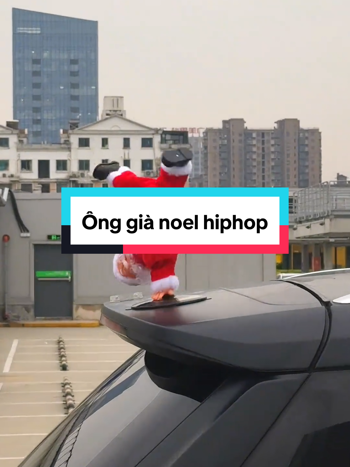Phụ kiện ông già noel nhảy hiphop gắn ô tô #phụkiệnxeôtô #trending #noel 