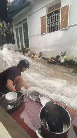 Tranh thủ con suối trước nhà... #lulutmientrung #binhdinh77 #quynhon 