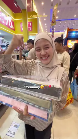 Gapapa boros yang penting ada temennya🤭 Kintakun D’LUXE - Celvana #KintakunBedcover #BikinTidurEnak #spreiaesthetic #bestfriend 