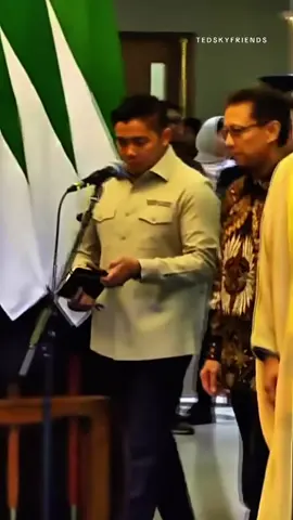 Pagi ini, Rabu, 19 November 2025, Seskab Teddy turut mendampingi Presiden Prabowo meresmikan Rumah Sakit Kardiologi Emirates-Indonesia.  Peresmian rumah sakit ini menjadi bagian dari upaya pemerintah memperluas akses layanan kesehatan spesialis bagi masyarakat. Fasilitas ini diharapkan mampu meningkatkan penanganan penyakit jantung secara lebih cepat, modern, terjangkau, dan berstandar klinis internasional. Dengan adanya rumah sakit bertaraf internasional ini diharapkan bisa menjadi pelengkap di Rumah Sakit Solo. #fyp #teddyindrawijaya #seskabRI #letkolteddy #tedskyfriends