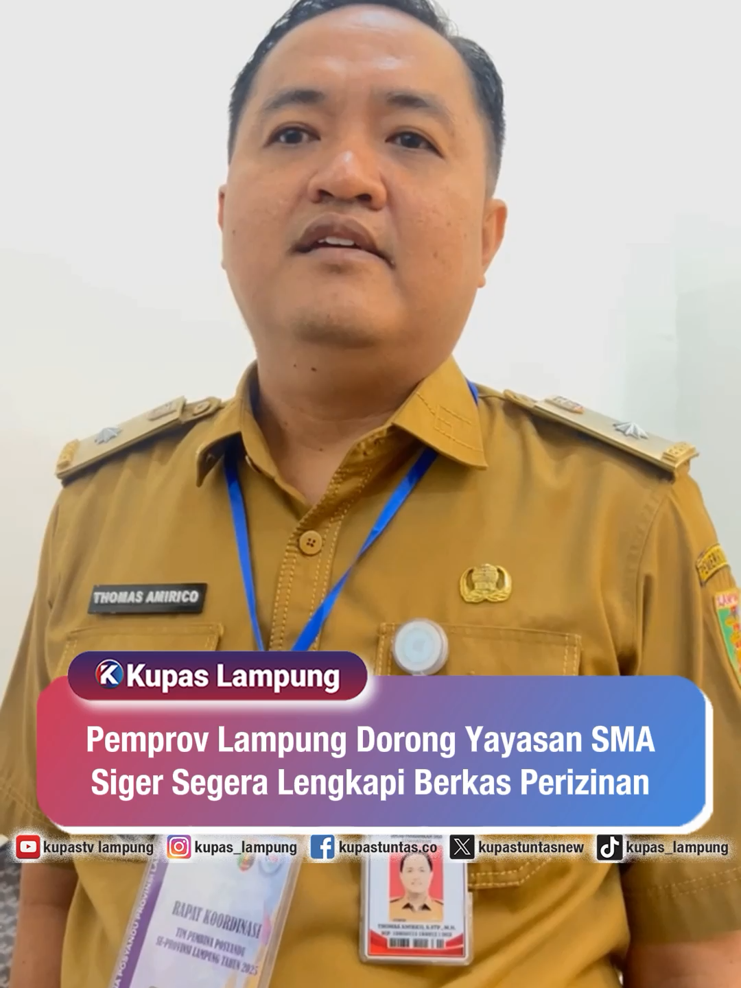Pemprov Lampung Dorong Yayasan SMA Siger Segera Lengkapi Berkas Perizinan . . Pemprov Lampung menegaskan dukungannya untuk SMA Siger, tapi meminta yayasan segera melengkapi seluruh berkas perizinan. Kadisdikbud Thomas Amirico menyebut kelengkapan administrasi sangat penting agar proses belajar para siswa diakui pemerintah. Saat ini, sekitar 100 siswa belajar di sekolah lain dan 23 guru kontrak masih mengajar tanpa gaji. Menurut kamu, siapa yang harus paling bertanggung jawab dalam situasi ini? Beri pendapatmu di kolom komentar 👇 - Untuk berita selengkapnya, baca di  kupastuntas.co dan berdikari.co - #SMASiger #PemprovLampung #PendidikanLampung