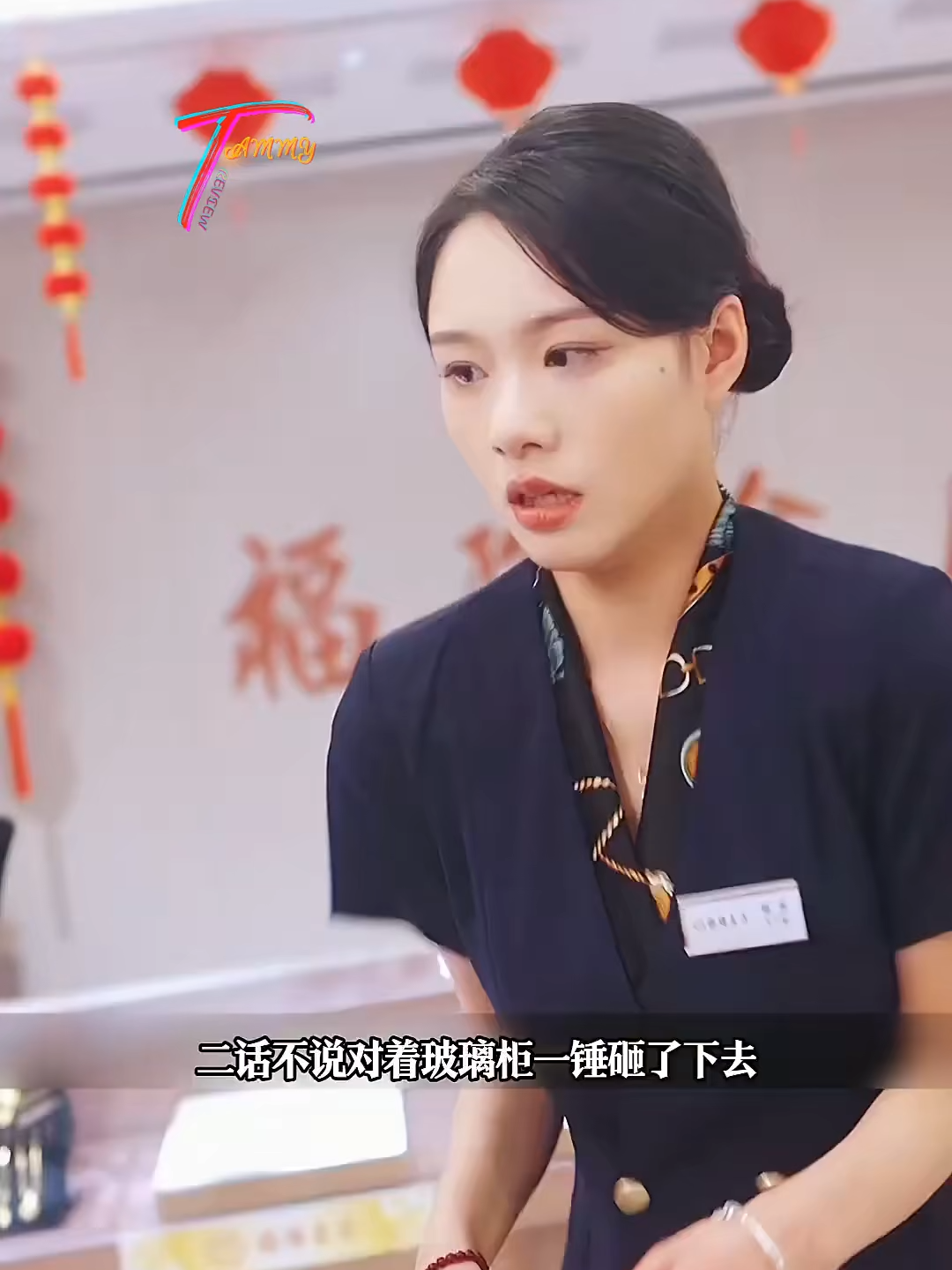 Chàng trai mang theo một cái búa sắt đến một cửa hàng vàng mở live stream đập tủ kính