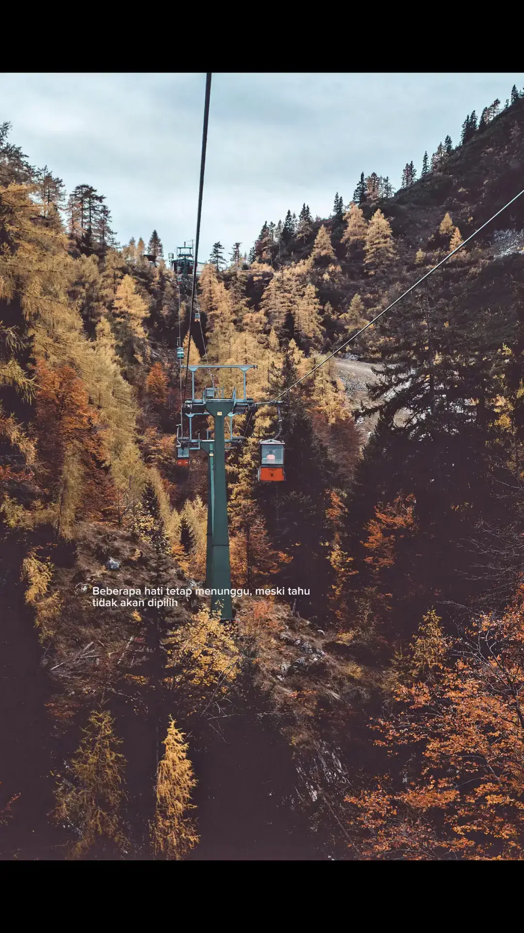 ... Berikut langkah-langkah membuat roti bakar keju yang enak, simple, dan anti gagal: Bahan: 2 lembar roti tawar Mentega/margarin secukupnya Keju parut (cheddar atau mozarella) Susu kental manis (opsional) Gula halus (opsional) Cara membuat: Olesi roti dengan mentega Ratakan mentega di kedua sisi roti agar saat dibakar wangi dan renyah. Tambahkan keju Taburkan keju parut di salah satu sisi roti. Jika suka lumer, tambahkan mozarella. Tutup dengan roti lain Biar keju tetap di tengah dan meleleh sempurna. Panggang di teflon Panaskan teflon dengan api kecil. Masukkan roti, tekan perlahan, dan panggang sampai sisi bawah kecokelatan. Balik roti Panggang sisi satunya hingga warna keemasan dan aroma mentega keluar. Drizzle susu kental manis (opsional) Setelah diangkat, bisa tambahkan SKM untuk rasa lebih manis. Potong dan sajikan hangat Potong jadi 2 atau 4 bagian. Makan hangat-hangat biar kejunya meleleh. Semoga Bermanfaat😊#foryoupage #4u #galaubrutal 