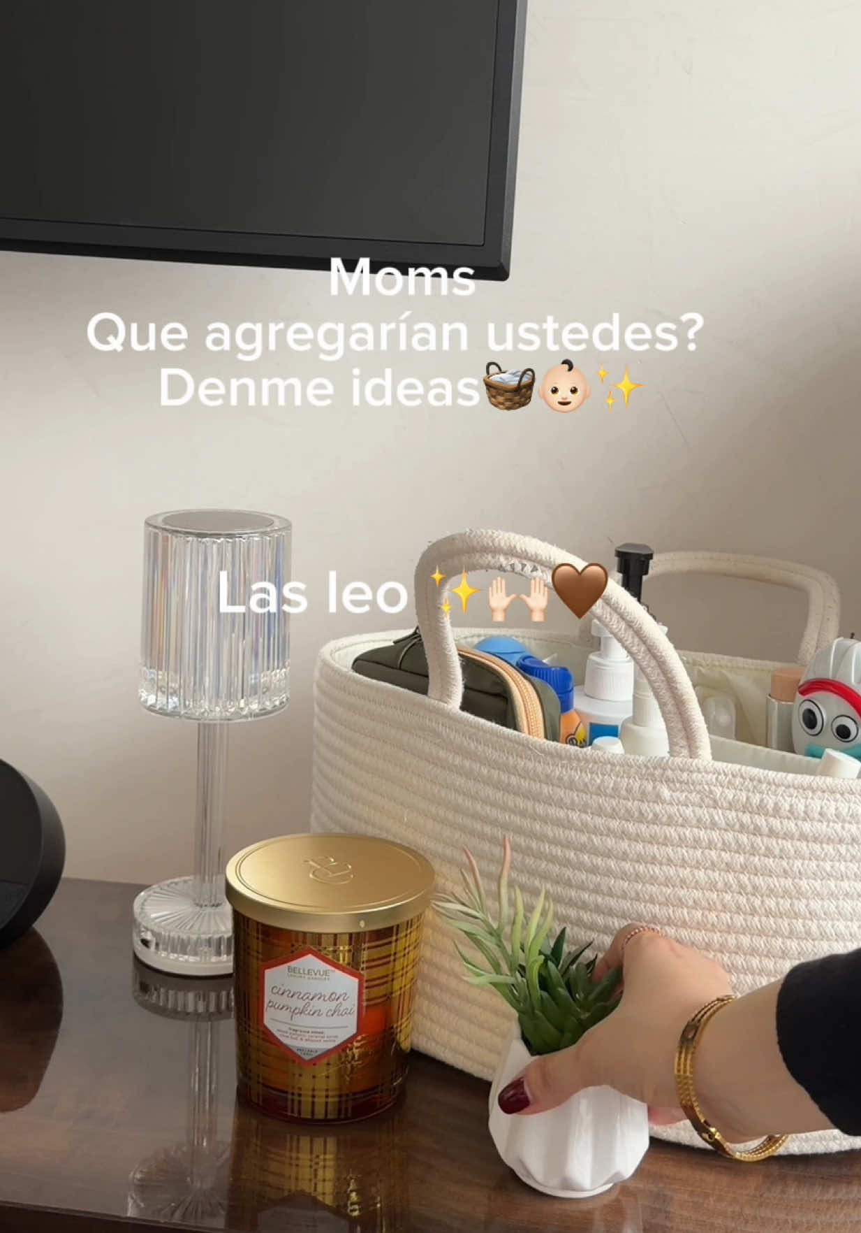 Limpia con calma conmigo ✨ Estoy reorganizando el caddy de mi toddler y quiero hacerlo lo más práctico posible 🤎🧺✨ Moms, compartan sus esenciales o hacks. Necesito sus consejos!  Ustedes también tienen un rinconcito así en casa? #organization #momlife #toddlermom #momtips #diapercaddyessentials #toddlerhacks #aestheticmom #mexico #mamajoven #mantenida #mamaconcalma #fyp #parati 