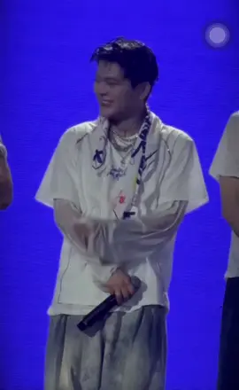 Ngày mưa hôm ấy, ngày mà lần đầu tiên c đi concert, đi concert vì em. Cũng là ngày mà chân em bị đau, ngày mà em diễn ít nhất. C đã rất buồn vì ko được xem em diễn nhiều hơn, buồn vì ko đu em sớm hơn để đi concert day 3/4 ở HN. Nhưng ksao c k hối hận vì đã iu thương em, c sẽ luôn bên cạnh em , embe của c 🫶🏻🫶🏻🫶🏻 thương iu lắm 🩷 #RHYDER #thefirstalbumtrap #anhtraisayhiday6