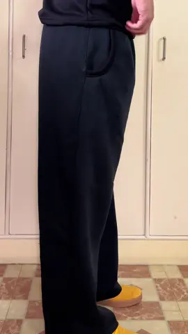 Baggy + raw hem = chef’s kiss 😮‍💨🔥 This Baggy Ragged Sweatpants by MadeinMNL sobrang comfy tapos ang ganda ng streetwear vibe. Pang chill days, pang errands, pang tambay—lahat kaya. 😭🖤 #MadeinMNL #SweatpantsPH #BaggyFitPH #StreetwearPH #budolph 