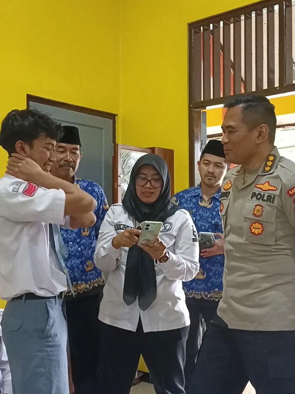 Jangan takut kehadiran kami di sekolah anda. Seru kok...  Yuuk kita simak!!!  Kombes Pol. Nono Suryanto,S.I.K.,M.H. Plt. BNNK Temanggung dan Agus Sarwono ,S.Sos.,M.M. kepala Satpol PP Kabupaten Temanggung bersinergi dalam upaya Deteksi Dini Pencegahan Pemberantasan Penyalahgunaan dan Peredaran Gelap Narkotika di Lingkungan Sekolah BNNK Temanggung dan Satpol PP Kabupaten Temanggung berkolaborasi dalam upaya deteksi dini pencegahan pemberantasan penyalahgunaan dan peredaran gelap narkotika di lingkungan sekolah. Kolaborasi ini bertujuan untuk menciptakan lingkungan sekolah yang aman,siswa-siswi cerdas & sehat, dan bebas dari penyalahgunaan narkotika. Menuju Temanggung bersinar bersih dari narkoba!!  War on drugs for Humanity Huuuu haaaa!!!  @infobnn_ri  @infobnn_prov_jawatengah  @satpoldamkartmg  #WarOnDrugs  #temanggungbersinar #Sinergitas  #temanggungbersinar  #SekolahBersinar 