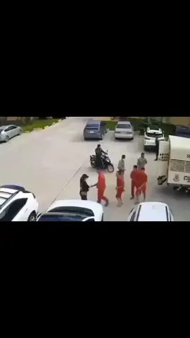 ‼️ CAMPUCHIA: PHẠM NHÂN NỔ 🔫 TẨU THOÁT NGAY TRƯỚC CỬA TOÀ ÁN Lực lượng chức năng đã nhanh chóng truy bắt và khống chế toàn bộ 5 tù nhân  và 1 người phụ nữ tham gia giải cứu Phó Cảnh sát trưởng tỉnh Svay Rieng, Đại tá Kem Vannareth cho biết: Người phụ nữ tham gia giải cứu nghi là người VN, người này giả danh người thân để đưa 🔫 cho phạm nhân