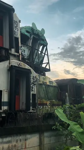 masih kerasa banget zaman zaman KRL modelan gini #railfansindonesia #krl #subang #keretaapiindonesia #pasirbungur 