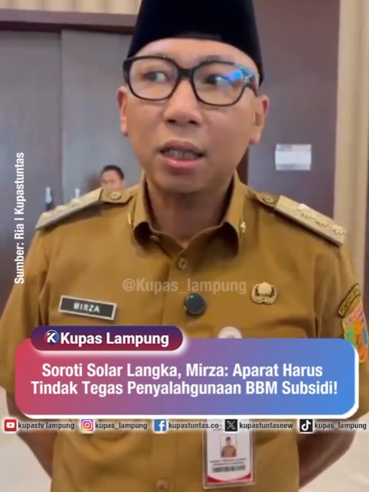 Soroti Solar Langka, Mirza: Aparat Harus Tindak Tegas Penyalahgunaan BBM Subsidi! . . Gubernur Lampung Rahmat Mirzani Djausal menyoroti kembali langkanya solar bersubsidi di sejumlah daerah. Ia mengaku prihatin karena banyak warga mengeluhkan sulitnya mendapatkan solar untuk bertani, berdagang, hingga nelayan yang tak bisa melaut. Mirza juga menyoroti dugaan penyalahgunaan solar di Lampung Timur dan meminta aparat bergerak cepat menindak pelaku. Ia menegaskan penyimpangan BBM subsidi tidak boleh dibiarkan. Menurut kamu, apa penyebab utama solar makin langka? Boleh drop pendapatmu di kolom komentar 👇 - Untuk berita selengkapnya, baca di kupastuntas.co dan berdikari.co - #SolarLangka #LampungUpdate #RahmatMirzaniDjausal #BBMSubsidi