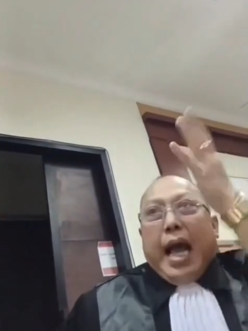 DR.EKO SUPRIADI.,SH.,MH. dalam sidang pidana penggelapan dalam jabatan, penegak hukum seperti polisi,jaksa Dan Hakim kalau menjalankan kewajibannya, terbukti telah melanggar #KUHAP nya, bisa ditindak seperti yang disampaikan DR.EKO SUPRIADI.,SH.,MH. dikuatkan dengan pendapat ahli yang dihadirkan di pengadilan. #KUHAP baru #reformasipolri  #reformasipengadilan #reformasijaksa  @ALGOJO HUKUM INDONESIA 